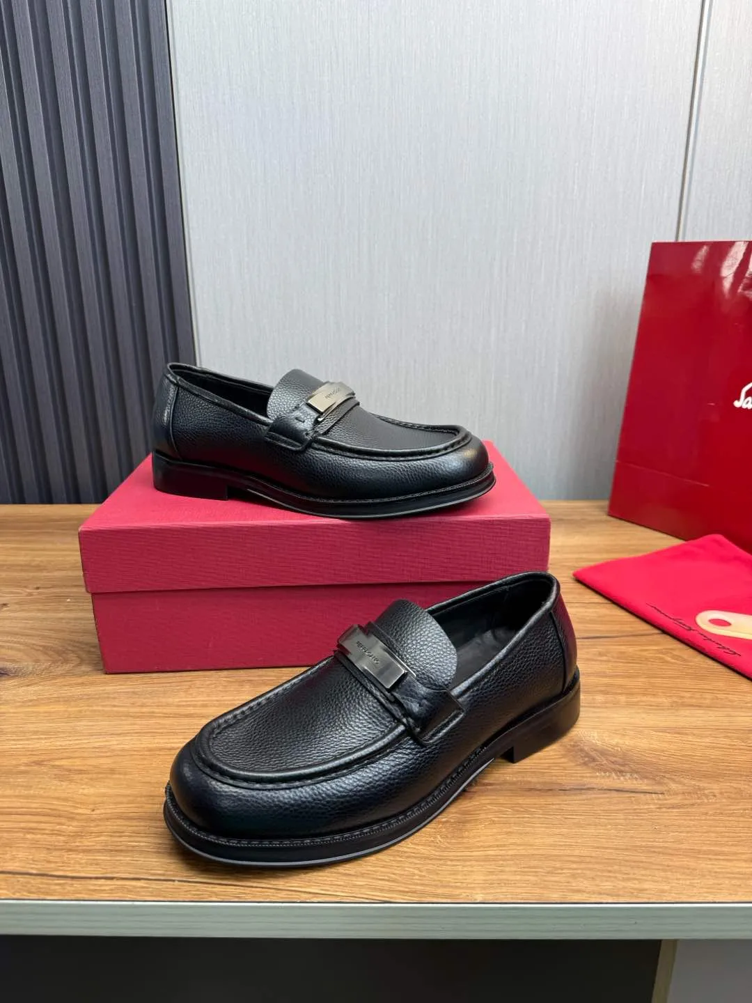 Men's shoes 💰880💰 Ferragamo. [Ferragamo] men's thick-soled loafers, the latest hot style, 1:1 original purchase quality, top quality, imported open-edge beaded cowhide leather on the upper, hand-made three-dimensional stitching highlights the round toe design, the inner foot pads are all imported cowhide, with original lightweight foam outsole, matching code 39-44, (38, 45 custom-made, non-refundable)